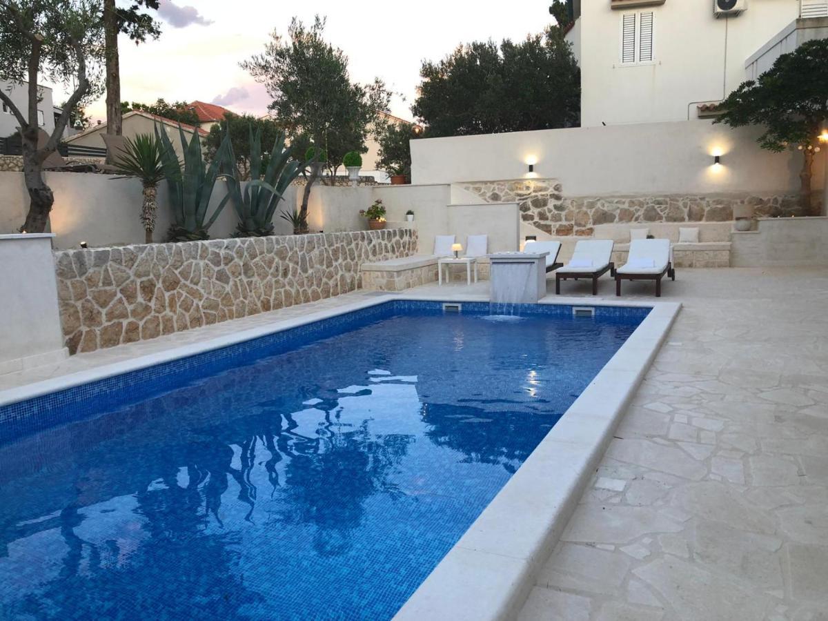 Villa Bella With Pool Новаля Екстериор снимка