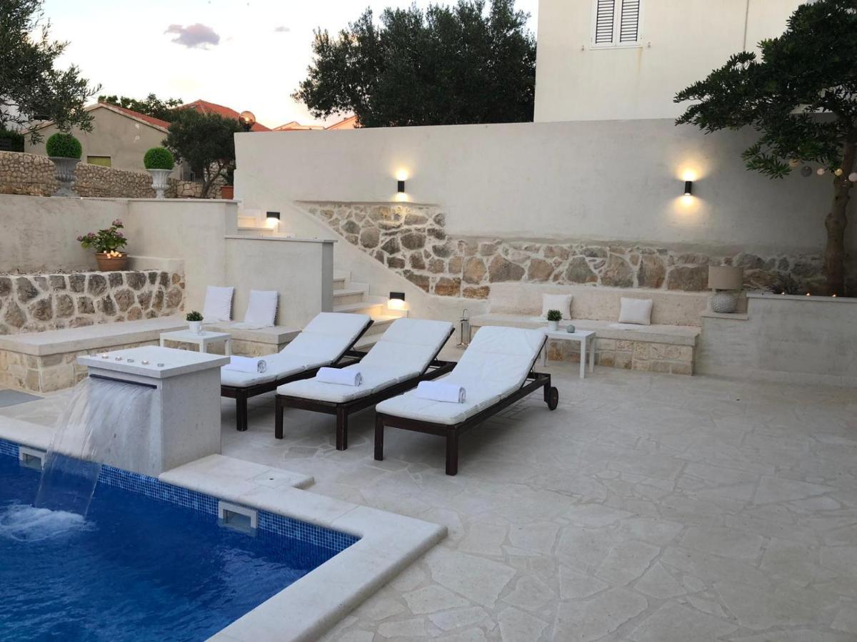 Villa Bella With Pool Новаля Екстериор снимка