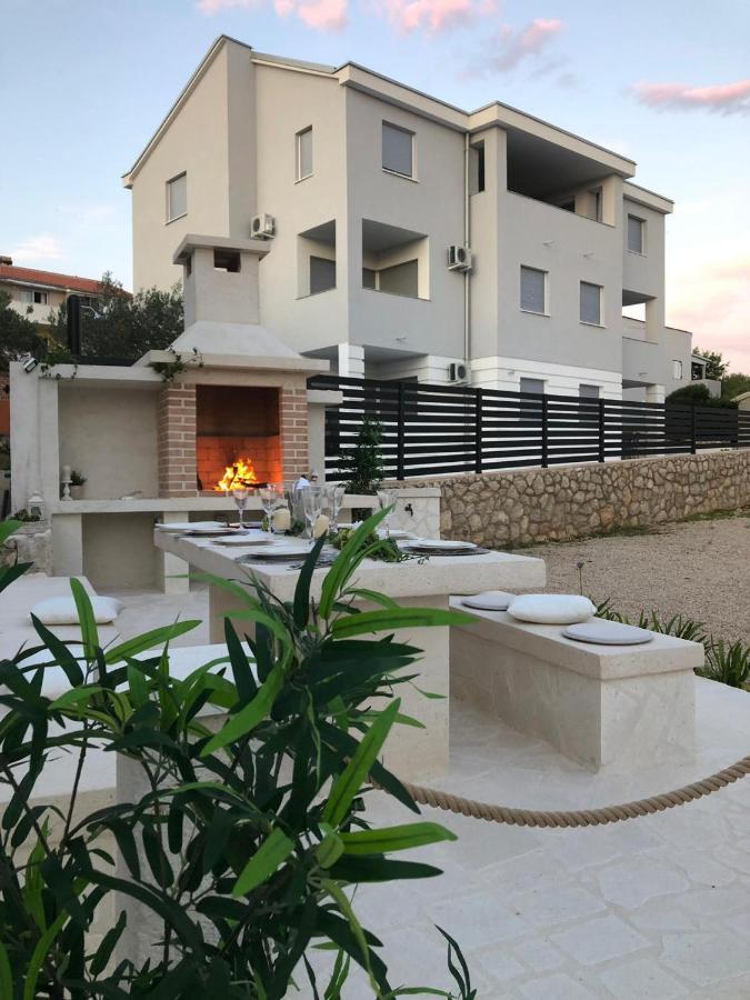 Villa Bella With Pool Новаля Екстериор снимка