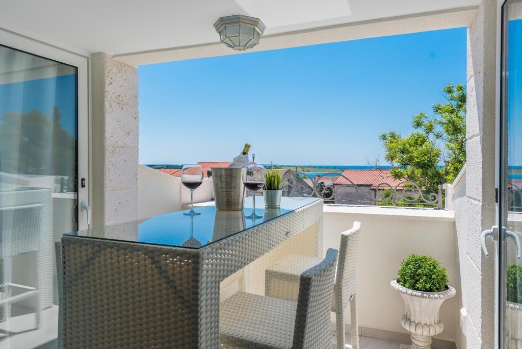 Villa Bella With Pool Новаля Екстериор снимка