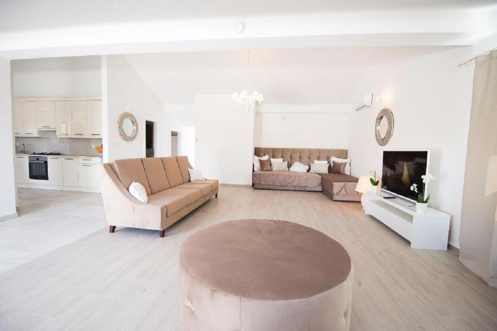 Villa Bella With Pool Новаля Екстериор снимка