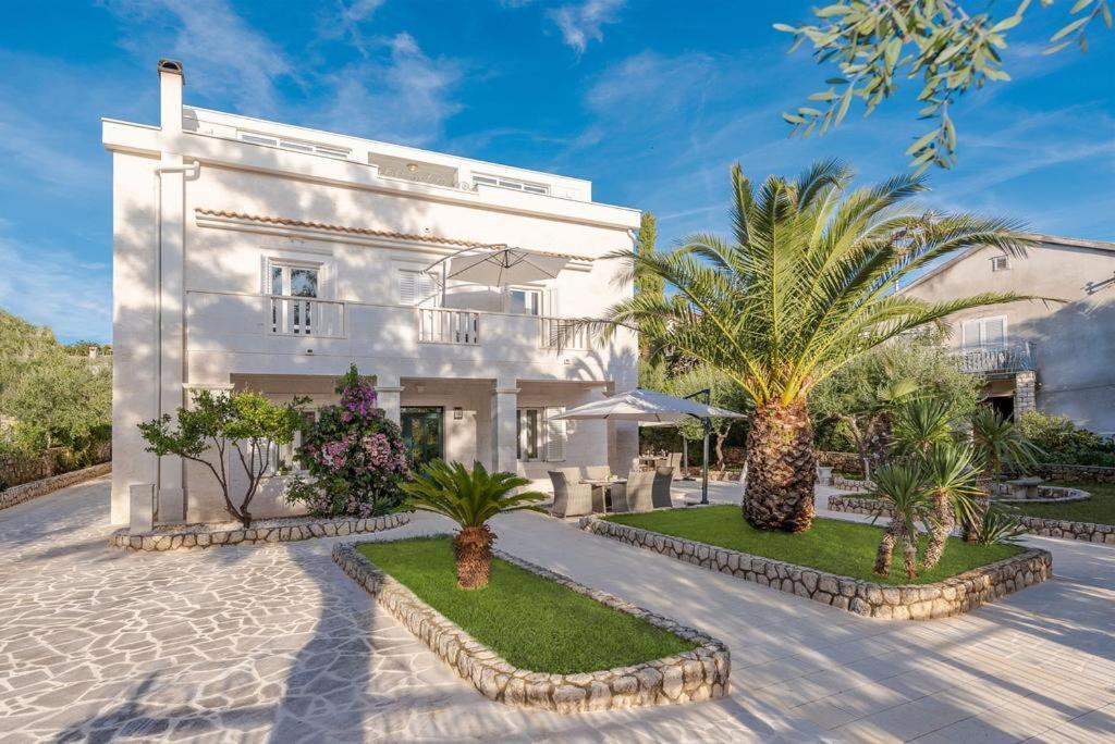 Villa Bella With Pool Новаля Екстериор снимка